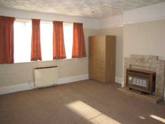  Image of 1 bedroom Flat to rent in Colville Road Cosham Portsmouth PO6 at East Cosham Portsmouth Hampshire, PO6 2DY
