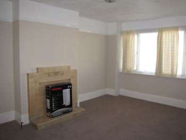  Image of 1 bedroom Flat to rent in Colville Road Cosham Portsmouth PO6 at East Cosham Portsmouth Hampshire, PO6 2DY