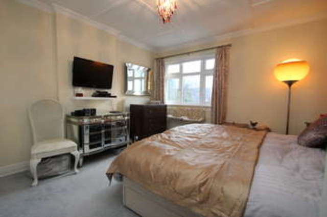  Image of 2 bedroom Maisonette for sale in Ewell Road Surbiton KT6 at Surbiton Surrey, KT6 6AE