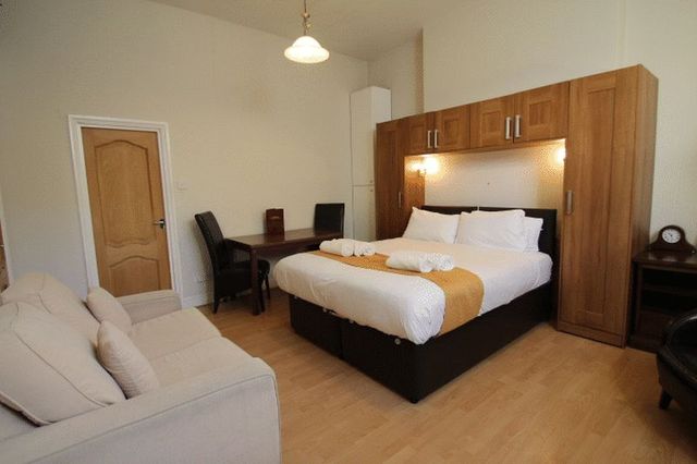  Image of Flat to rent in Castletown Road London W14 at Castletown Road  London, W14 9HE