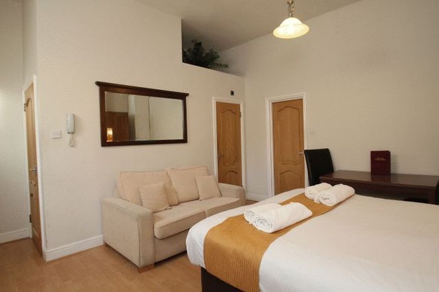 Image of Flat to rent in Castletown Road London W14 at Castletown Road  London, W14 9HE