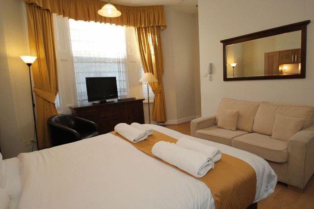  Image of Flat to rent in Castletown Road London W14 at Castletown Road  London, W14 9HE