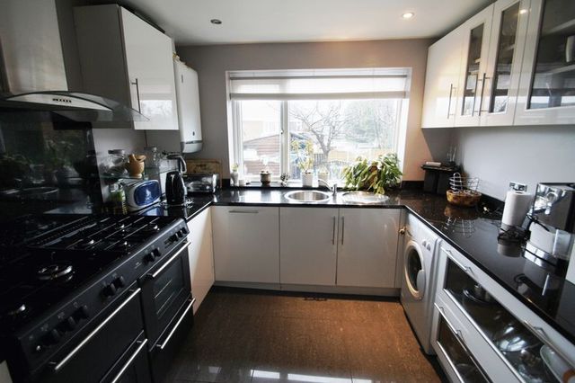  Image of 4 bedroom Bungalow for sale in Foxcroft Drive Brighouse HD6 at Foxcroft Drive  Brighouse, HD6 3PH
