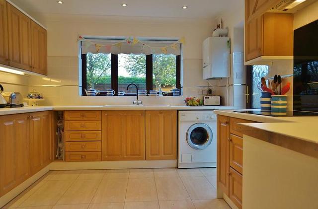  Image of 4 bedroom Detached house for sale in Gardiner Close Abingdon OX14 at Abingdon, OX14 3YA