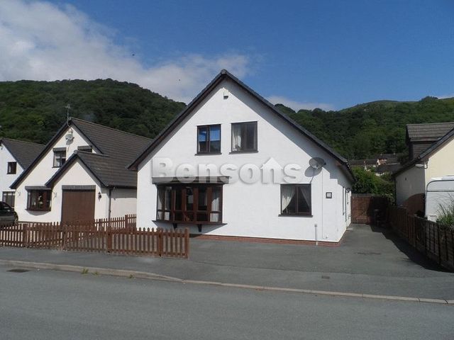  Image of 4 bedroom Detached house to rent in Golfa Close Middletown Welshpool SY21 at Golfa Close Middletown Welshpool, SY21 8EZ