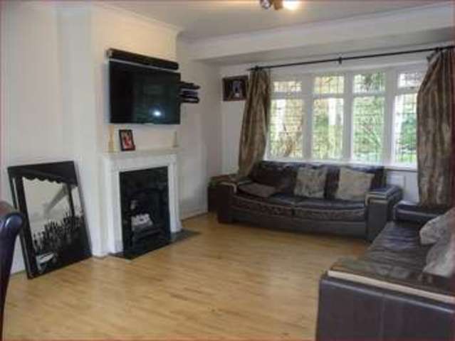  Image of 3 bedroom End of Terrace for sale in Great North Road New Barnet Barnet EN5 at Great North Road  Barnet, EN5 1EG