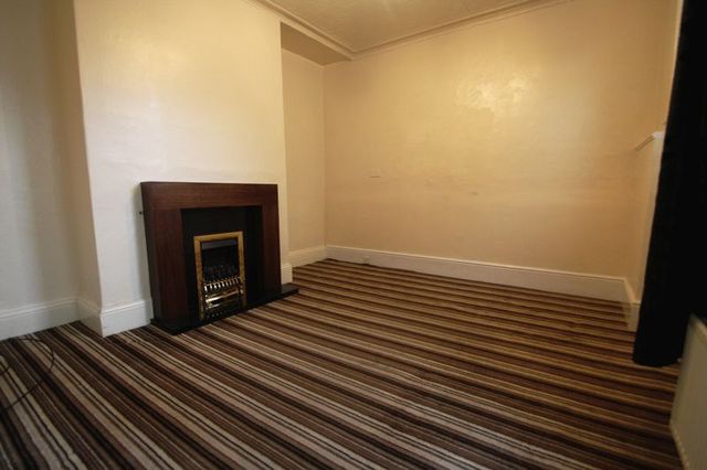  Image of 2 bedroom Terraced house to rent in Green Lane Greetland Halifax HX4 at Green Lane Greetland Halifax, HX4 8AB