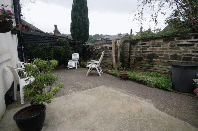  Image of 2 bedroom Terraced house to rent in Green Lane Greetland Halifax HX4 at Green Lane Greetland Halifax, HX4 8AB