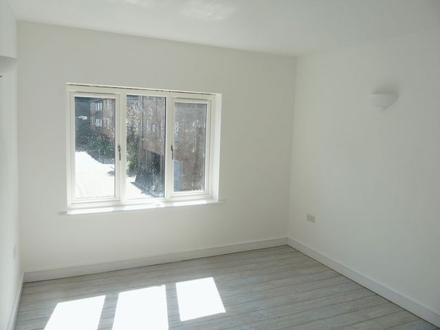  Image of 1 bedroom Flat to rent in High Street Hampton Wick Kingston upon Thames KT1 at High Street Hampton Wick Kingston Upon Thames, KT1 4DA