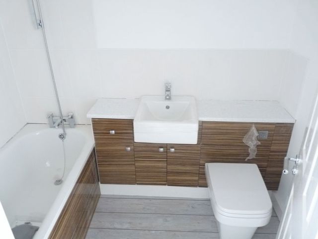  Image of 1 bedroom Flat to rent in High Street Hampton Wick Kingston upon Thames KT1 at High Street Hampton Wick Kingston Upon Thames, KT1 4DA