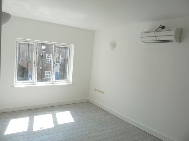 Image of 1 bedroom Flat to rent in High Street Hampton Wick Kingston upon Thames KT1 at High Street Hampton Wick Kingston Upon Thames, KT1 4DA