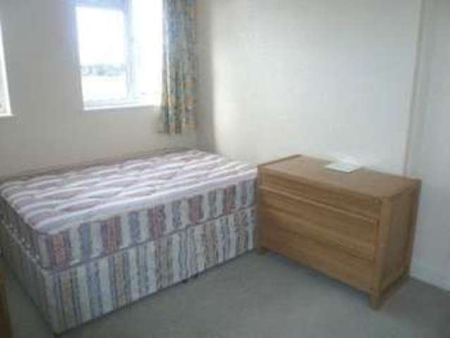 Image of 3 bedroom Flat to rent in High Street Whitton Twickenham TW2 at High Street Whitton Twickenham, TW2 7LA