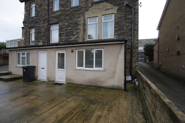  Image of 2 bedroom Flat to rent in Huddersfield Road Elland HX5 at Huddersfield Road  Elland, HX5 0EE