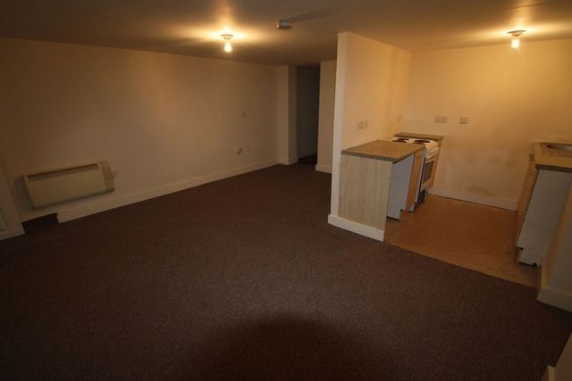  Image of 2 bedroom Flat to rent in Huddersfield Road Elland HX5 at Huddersfield Road  Elland, HX5 0EE