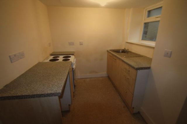  Image of 2 bedroom Flat to rent in Huddersfield Road Elland HX5 at Huddersfield Road  Elland, HX5 0EE