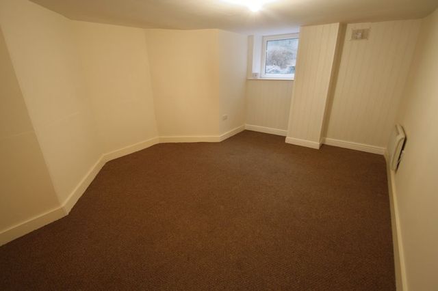  Image of 2 bedroom Flat to rent in Huddersfield Road Elland HX5 at Huddersfield Road  Elland, HX5 0EE