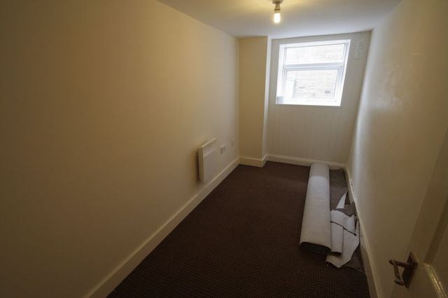  Image of 2 bedroom Flat to rent in Huddersfield Road Elland HX5 at Huddersfield Road  Elland, HX5 0EE