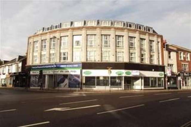  Image of 2 bedroom Flat to rent in Kingston Crescent Portsmouth PO2 at Portsmouth, PO2 8AE