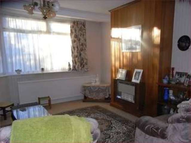  Image of 3 bedroom Semi-Detached house for sale in Leeside Barnet EN5 at Leeside  Barnet, EN5 2PD