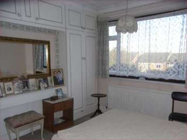  Image of 3 bedroom Semi-Detached house for sale in Leeside Barnet EN5 at Leeside  Barnet, EN5 2PD
