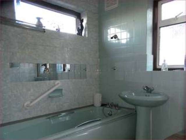  Image of 3 bedroom Semi-Detached house for sale in Leeside Barnet EN5 at Leeside  Barnet, EN5 2PD