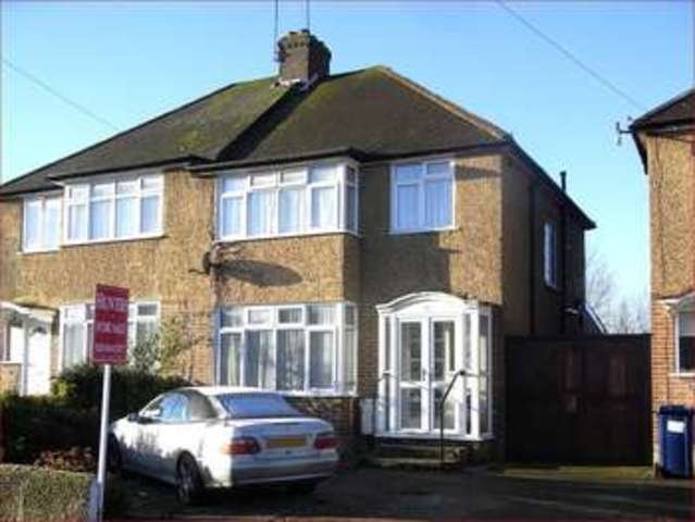  Image of 3 bedroom Semi-Detached house for sale in Leeside Barnet EN5 at Leeside  Barnet, EN5 2PG