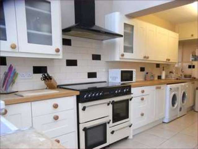  Image of 3 bedroom Semi-Detached house for sale in Leeside Barnet EN5 at Leeside  Barnet, EN5 2PG