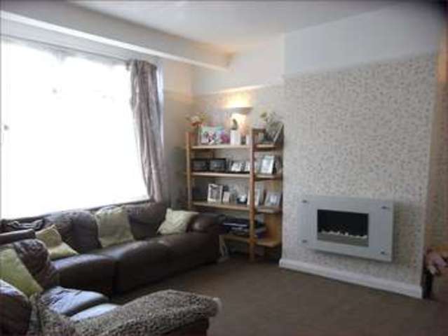  Image of 3 bedroom Semi-Detached house for sale in Leeside Barnet EN5 at Leeside  Barnet, EN5 2PG