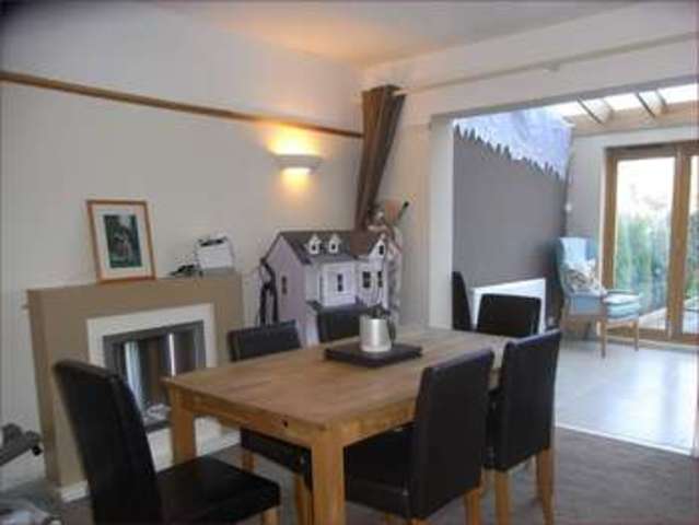  Image of 3 bedroom Semi-Detached house for sale in Leeside Barnet EN5 at Leeside  Barnet, EN5 2PG
