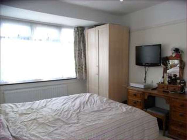  Image of 3 bedroom Semi-Detached house for sale in Leeside Barnet EN5 at Leeside  Barnet, EN5 2PG