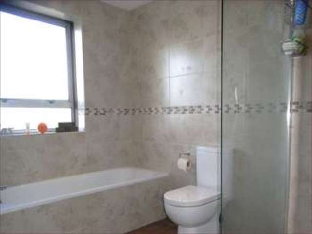  Image of 3 bedroom Semi-Detached house for sale in Leeside Barnet EN5 at Leeside  Barnet, EN5 2PG