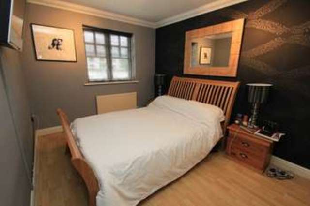  Image of 2 bedroom Ground Flat to rent in Haven Court Portsmouth Road Esher KT10 at Esher Surrey, KT10 9BF
