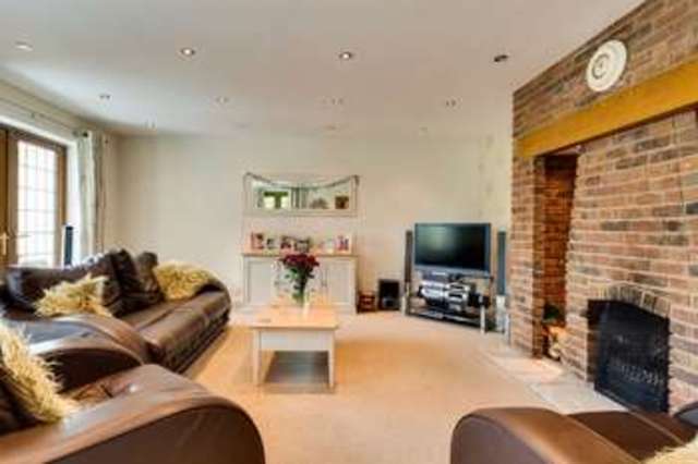  Image of 6 bedroom Detached house to rent in Manor Lodge Road Rowland