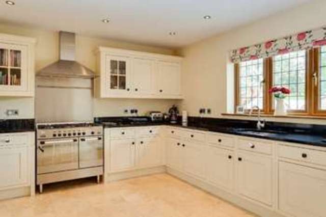  Image of 6 bedroom Detached house to rent in Manor Lodge Road Rowland