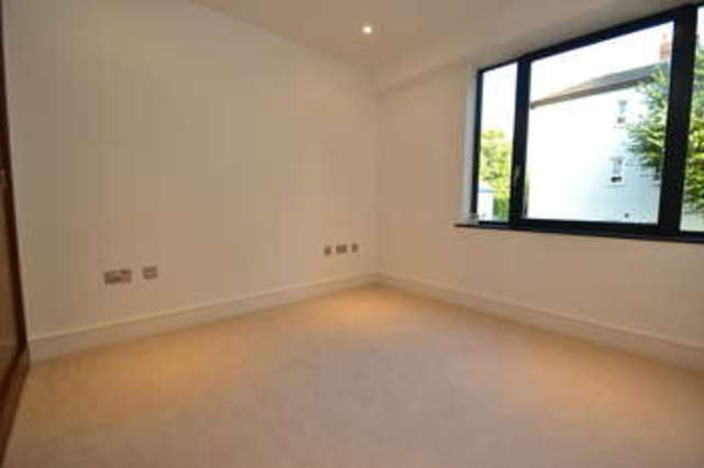  Image of 1 bedroom Flat to rent in Maple Road Surbiton KT6 at Surbiton Surrey, KT6 4AG