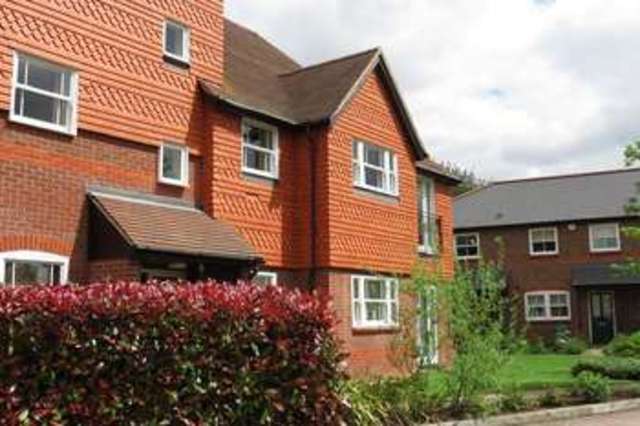  Image of 2 bedroom Flat to rent in Mansard Mews Horseshoe Road Pangbourne Reading RG8 at Reading Road Pangbourne Reading, RG8 7JG