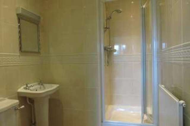  Image of 2 bedroom Flat to rent in Mansard Mews Horseshoe Road Pangbourne Reading RG8 at Reading Road Pangbourne Reading, RG8 7JG