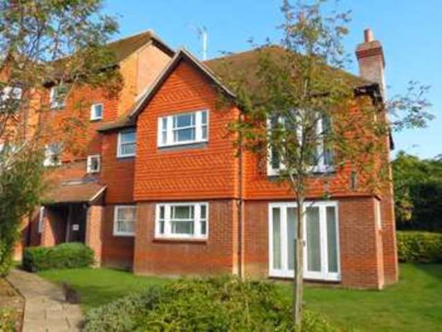  Image of 2 bedroom Flat to rent in Mansard Mews Horseshoe Road Pangbourne Reading RG8 at Reading Road Pangbourne Reading, RG8 7JG