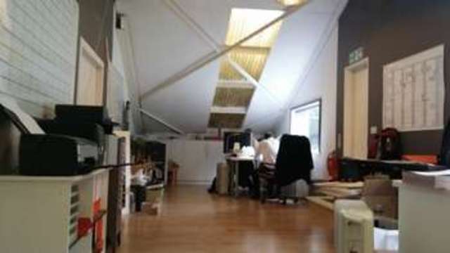  Image of Property to rent in Platts Eyot Hampton TW12 at Platts Eyot  Hampton, TW12 2HF
