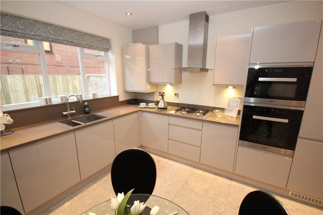  Image of 2 bedroom Apartment for sale in Nether Street London N12 at London  Woodside Park, N12 8EU