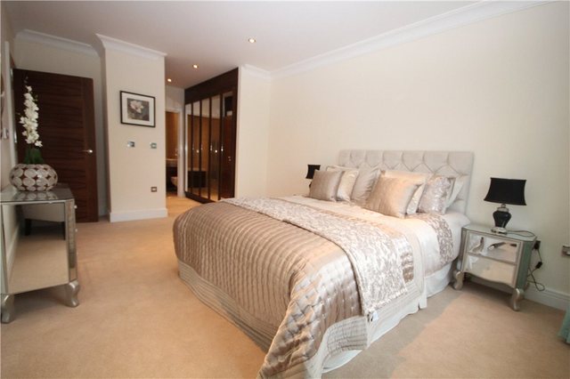  Image of 2 bedroom Apartment for sale in Nether Street London N12 at London  Woodside Park, N12 8EU