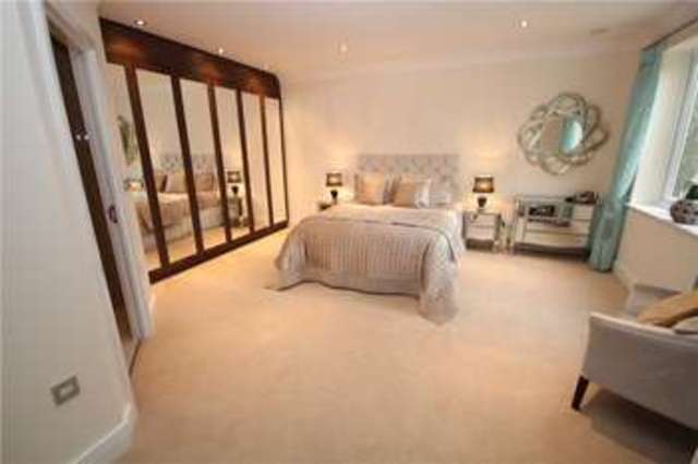  Image of 2 bedroom Apartment for sale in Nether Street London N12 at London  Woodside Park, N12 8EU