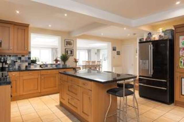  Image of 5 bedroom Detached house for sale in Finchdean Road Rowland