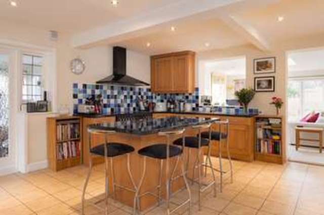  Image of 5 bedroom Detached house for sale in Finchdean Road Rowland