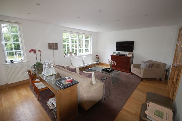  Image of 5 bedroom Semi-Detached house to rent in Ruskin Close London NW11 at Ruskin Close Hampstead Garden Suburb London, NW11 7AU