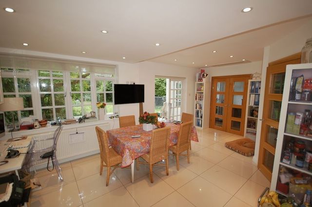  Image of 5 bedroom Semi-Detached house to rent in Ruskin Close London NW11 at Ruskin Close Hampstead Garden Suburb London, NW11 7AU