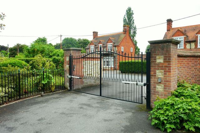  Image of 2 bedroom Flat for sale in Wallingford Road Shillingford Wallingford OX10 at Wallingford Road  Wallingford, OX10 7EU