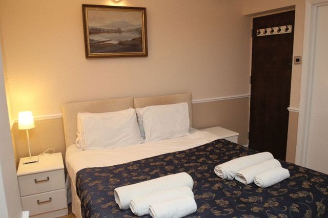  Image of Flat to rent in Castletown Road London W14 at Castletown Road  London, W14 9HE