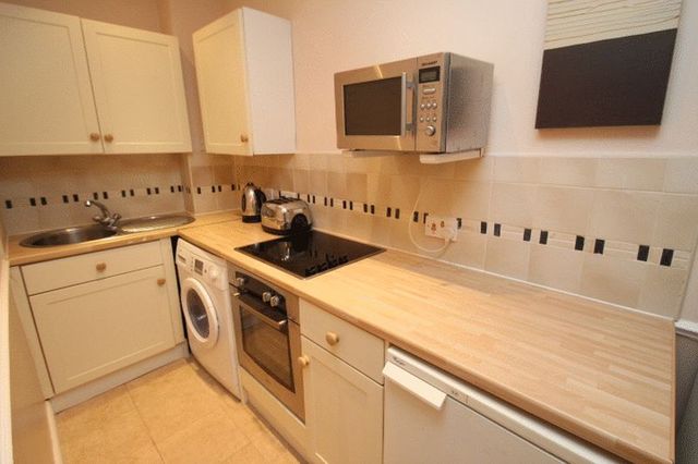  Image of Flat to rent in Castletown Road London W14 at Castletown Road  London, W14 9HE