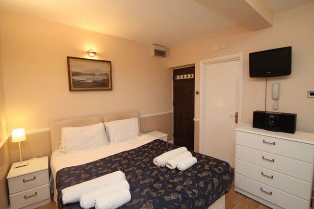 Image of Flat to rent in Castletown Road London W14 at Castletown Road  London, W14 9HE